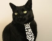 球队是否更倾向利用定位球制造边路进攻机会，球队是否更倾向利用定位球制造边路进攻机会