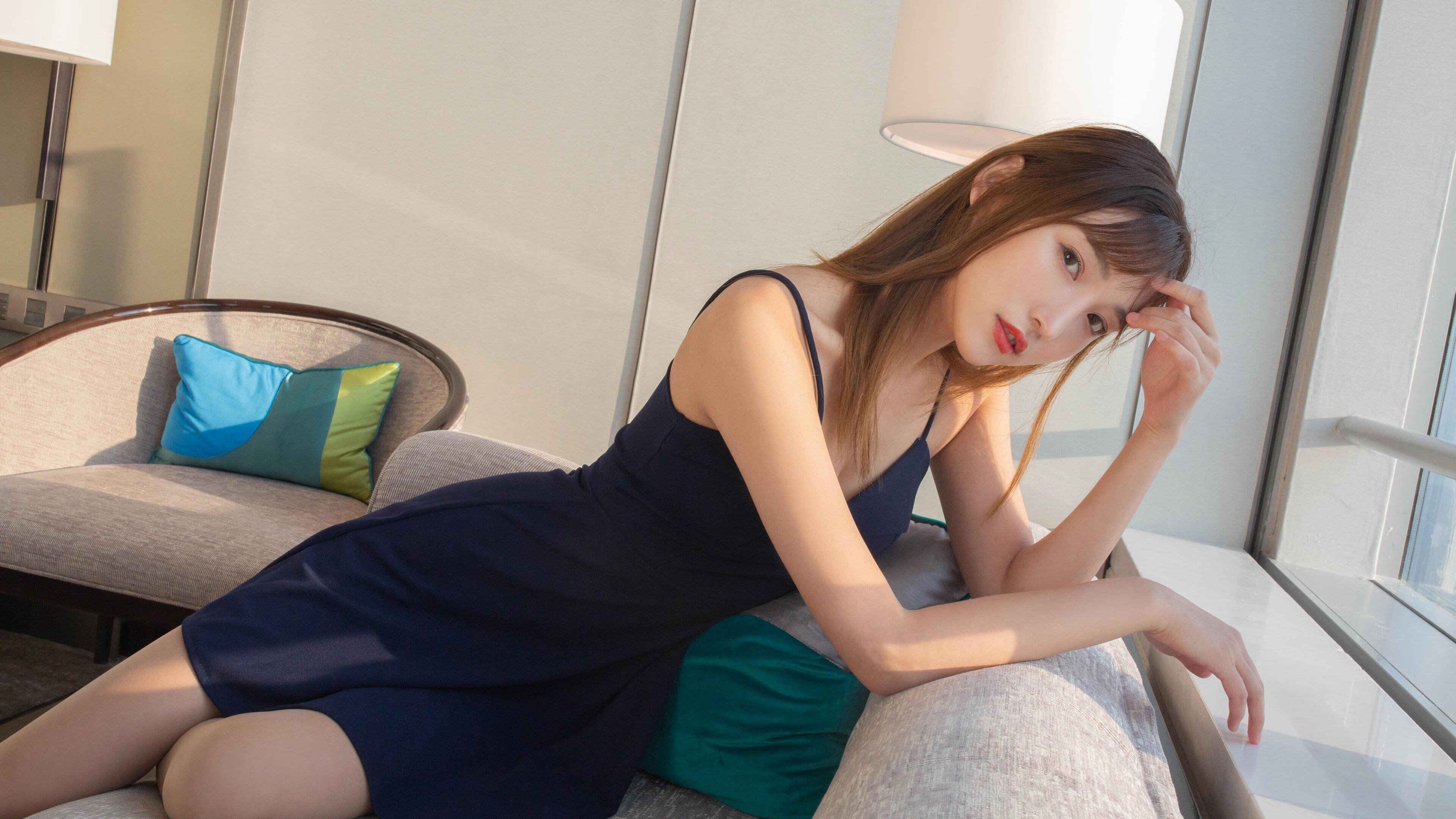 曼联在激烈较量中获胜,积分紧追榜首